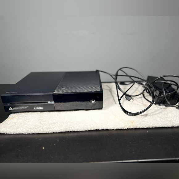 Microsoft Xbox One Console Model #1540 With Cables/Kinect sensor (No controller)